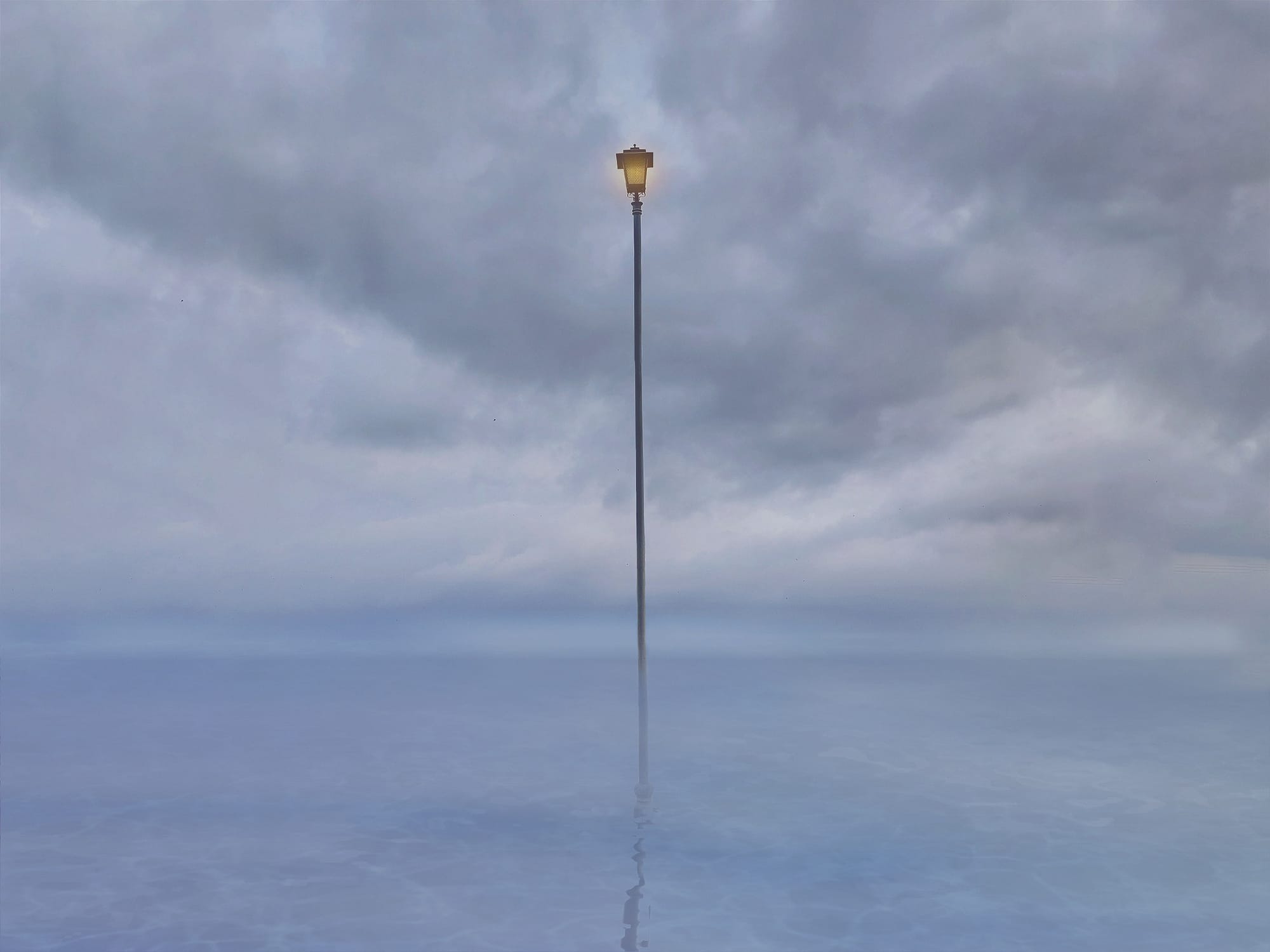 Imagen de una farola iluminando el mar en medio de la nada. La obra se llama "Silencio" y fue presentada en el CreaMurcia 2022.