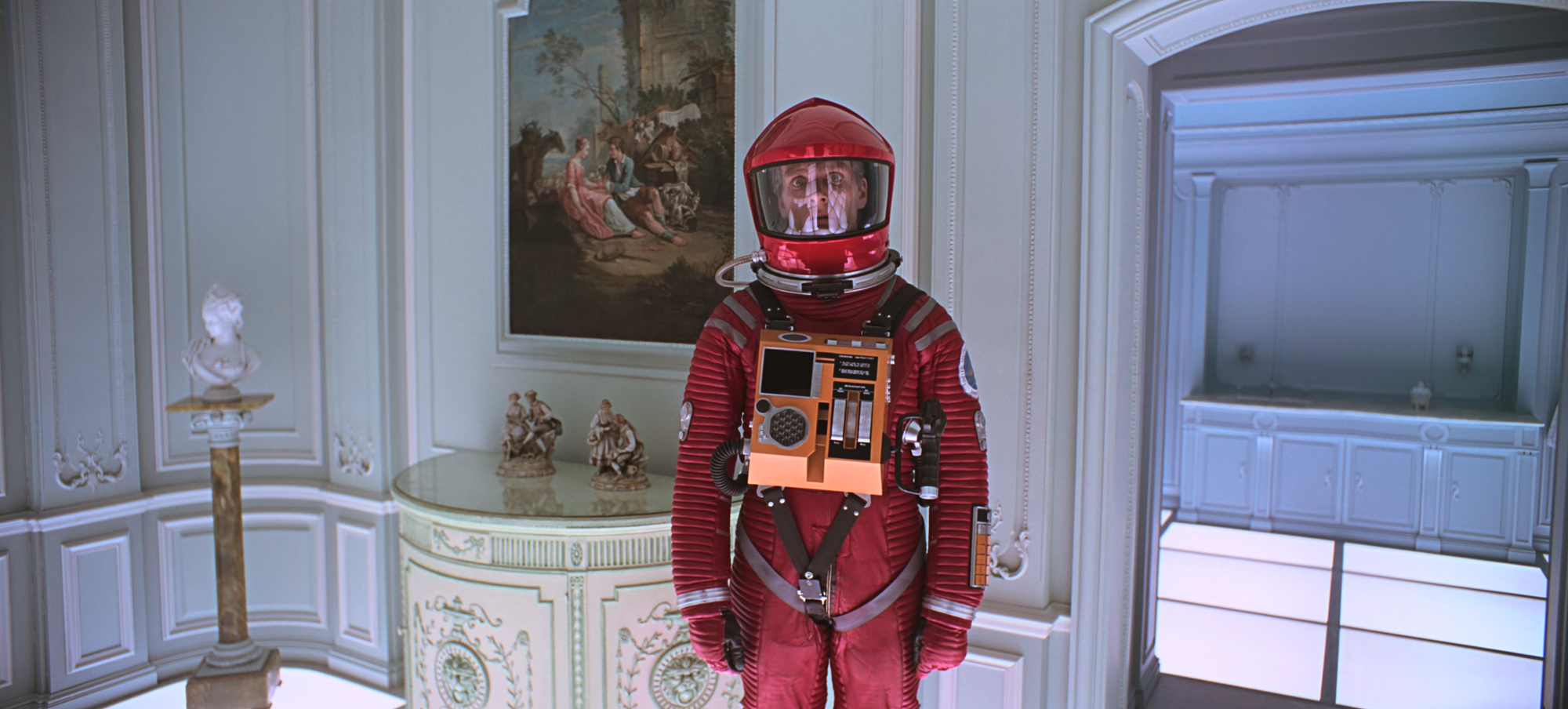 Fotograma de la película con Bowman en la sala final.