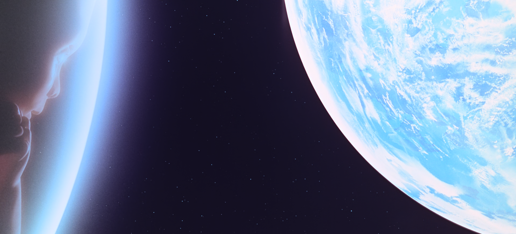 Fotograma final de la película con el Niño de las Estrellas mirando al planeta Tierra.